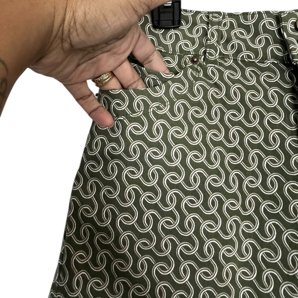 NWT - Sabrina Lauren Women's Olive Green Geometric Print Shorts - Size 8 - Picture 5 of 7